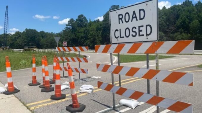 Cierre en la Ruta Estatal 205 por obras de ALDOT Señal de carretera cerrada y barreras de tránsito por obras de ALDOT en la Ruta Estatal 205 de Alabama.