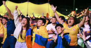 Colombia clasifica a octavos de final en el Mundial 2026 Hinchas con la camiseta de Colombia celebran con euforia y banderas la clasificación en el Mundial 2026.