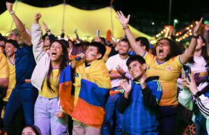 Colombia clasifica a octavos de final en el Mundial 2026 Hinchas con la camiseta de Colombia celebran con euforia y banderas la clasificación en el Mundial 2026.