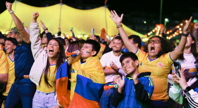 Colombia clasifica a octavos de final en el Mundial 2026 Hinchas con la camiseta de Colombia celebran con euforia y banderas la clasificación en el Mundial 2026.
