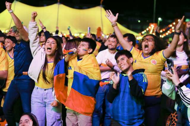 La fiesta mundialista se apodera de las 'fanzones' colombianas tras el triunfo sobre Ghana Hinchas con la camiseta de Colombia celebran con euforia y banderas la clasificación en el Mundial 2026.