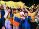 Colombia clasifica a octavos de final en el Mundial 2026 Hinchas con la camiseta de Colombia celebran con euforia y banderas la clasificación en el Mundial 2026.
