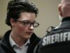 Cadena perpetua para Colt Gray por el tiroteo en Georgia Colt Gray con lentes mira fijamente junto a un oficial del Sheriff durante el juicio por el tiroteo en Georgia.
