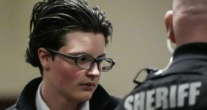 Cadena perpetua para Colt Gray por el tiroteo en Georgia Colt Gray con lentes mira fijamente junto a un oficial del Sheriff durante el juicio por el tiroteo en Georgia.