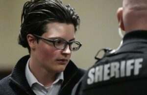 Cadena perpetua para Colt Gray por el tiroteo en Georgia Colt Gray con lentes mira fijamente junto a un oficial del Sheriff durante el juicio por el tiroteo en Georgia.