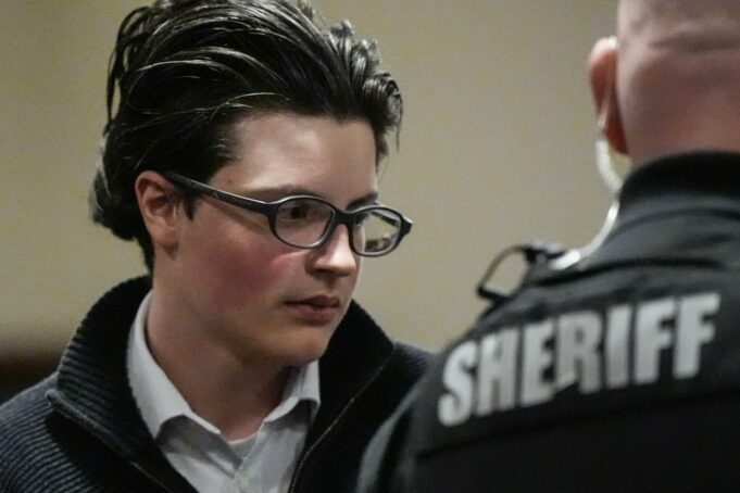 Cadena perpetua para Colt Gray por el tiroteo en Georgia Colt Gray con lentes mira fijamente junto a un oficial del Sheriff durante el juicio por el tiroteo en Georgia.