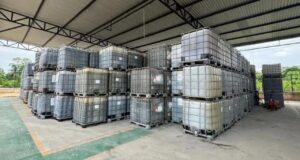 Aseguran centro ilegal de hidrocarburos en Veracruz Contenedores industriales de plástico apilados en un centro de almacenamiento de hidrocarburos decomisado en México.