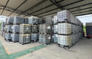Aseguran centro ilegal de hidrocarburos en Veracruz Contenedores industriales de plástico apilados en un centro de almacenamiento de hidrocarburos decomisado en México.
