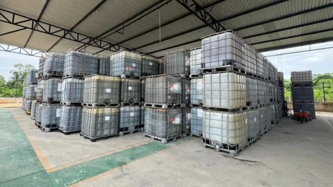 Aseguran centro ilegal de hidrocarburos en Veracruz Contenedores industriales de plástico apilados en un centro de almacenamiento de hidrocarburos decomisado en México.