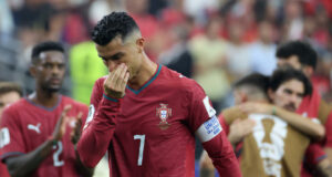 Mundial 2026 elimina a Portugal y a los tres anfitriones Cristiano Ronaldo cabizbajo vistiendo la camiseta de Portugal tras quedar eliminado en el Mundial 2026.