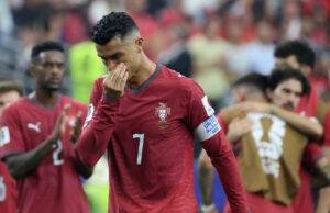 Mundial 2026 elimina a Portugal y a los tres anfitriones Cristiano Ronaldo cabizbajo vistiendo la camiseta de Portugal tras quedar eliminado en el Mundial 2026.