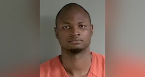 Arrestan a Daniel Adegboyega en Jacksonville tras denuncia Retrato policial de Daniel Adegboyega, arrestado por la Policía de Jacksonville en Alabama.