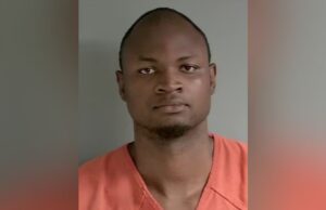 Arrestan a Daniel Adegboyega en Jacksonville tras denuncia Retrato policial de Daniel Adegboyega, arrestado por la Policía de Jacksonville en Alabama.