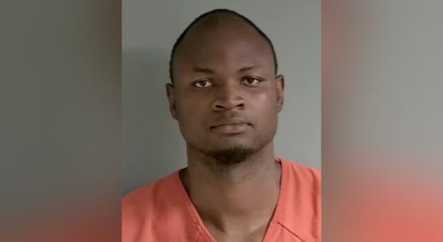 Arrestan a Daniel Adegboyega en Jacksonville tras denuncia Retrato policial de Daniel Adegboyega, arrestado por la Policía de Jacksonville en Alabama.