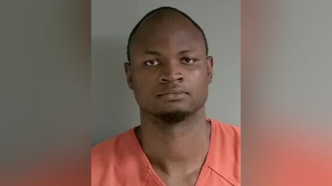 Arrestan a Daniel Adegboyega en Jacksonville tras denuncia Retrato policial de Daniel Adegboyega, arrestado por la Policía de Jacksonville en Alabama.