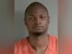 Arrestan a Daniel Adegboyega en Jacksonville tras denuncia Retrato policial de Daniel Adegboyega, arrestado por la Policía de Jacksonville en Alabama.
