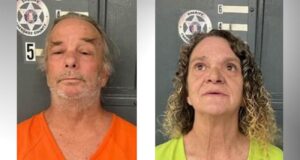 Crueldad animal en Cherokee deja dos personas detenidas Fichas policiales de David Canipe y Dimples Kanipe tras su arresto por crueldad animal.