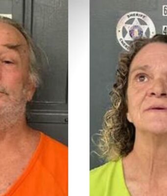 Crueldad animal en Cherokee deja dos personas detenidas Fichas policiales de David Canipe y Dimples Kanipe tras su arresto por crueldad animal.