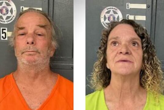 Crueldad animal en Cherokee deja dos personas detenidas Fichas policiales de David Canipe y Dimples Kanipe tras su arresto por crueldad animal.