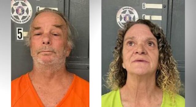 Crueldad animal en Cherokee deja dos personas detenidas Fichas policiales de David Canipe y Dimples Kanipe tras su arresto por crueldad animal.