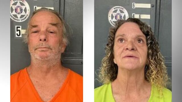 Fichas policiales de David Canipe y Dimples Kanipe tras su arresto por crueldad animal.