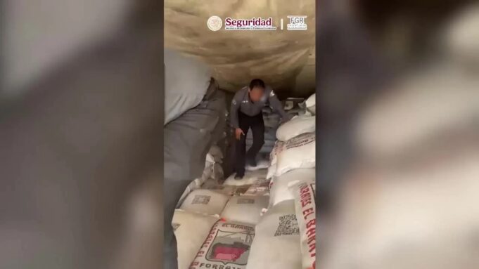Incautan 3 toneladas de metanfetamina en Sonora Agentes inspeccionan costales con decomiso de metanfetamina en la caja de un camión en México.