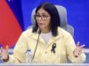 Entregan viviendas en Venezuela tras sismos catastróficos Delcy Rodríguez con lazo negro de luto durante el anuncio de entrega de viviendas a damnificados en Venezuela.