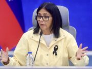 Entregan viviendas en Venezuela tras sismos catastróficos Delcy Rodríguez con lazo negro de luto durante el anuncio de entrega de viviendas a damnificados en Venezuela.