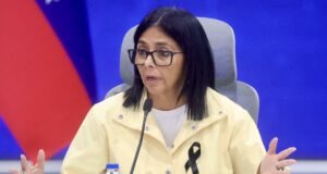 Entregan viviendas en Venezuela tras sismos catastróficos Delcy Rodríguez con lazo negro de luto durante el anuncio de entrega de viviendas a damnificados en Venezuela.