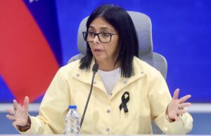 Entregan viviendas en Venezuela tras sismos catastróficos Delcy Rodríguez con lazo negro de luto durante el anuncio de entrega de viviendas a damnificados en Venezuela.