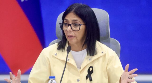 Entregan viviendas en Venezuela tras sismos catastróficos Delcy Rodríguez con lazo negro de luto durante el anuncio de entrega de viviendas a damnificados en Venezuela.