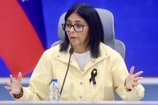 Entregan viviendas en Venezuela tras sismos catastróficos Delcy Rodríguez con lazo negro de luto durante el anuncio de entrega de viviendas a damnificados en Venezuela.