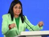 Búsqueda de sobrevivientes sigue activa tras terremotos en Venezuela Delcy Rodríguez con traje verde ofrece declaraciones sobre el rescate tras los terremotos en Venezuela.