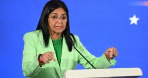 Búsqueda de sobrevivientes sigue activa tras terremotos en Venezuela Delcy Rodríguez con traje verde ofrece declaraciones sobre el rescate tras los terremotos en Venezuela.