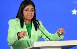 Búsqueda de sobrevivientes sigue activa tras terremotos en Venezuela Delcy Rodríguez con traje verde ofrece declaraciones sobre el rescate tras los terremotos en Venezuela.