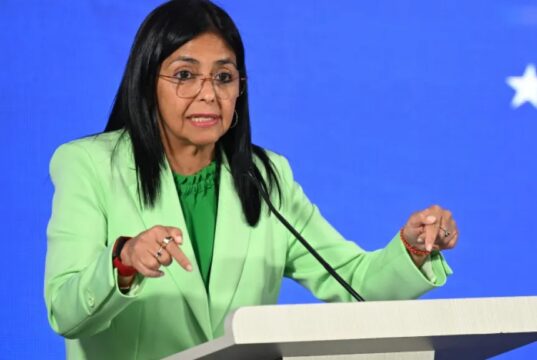 Búsqueda de sobrevivientes sigue activa tras terremotos en Venezuela Delcy Rodríguez con traje verde ofrece declaraciones sobre el rescate tras los terremotos en Venezuela.