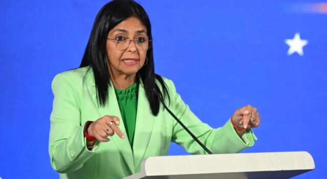 Búsqueda de sobrevivientes sigue activa tras terremotos en Venezuela Delcy Rodríguez con traje verde ofrece declaraciones sobre el rescate tras los terremotos en Venezuela.