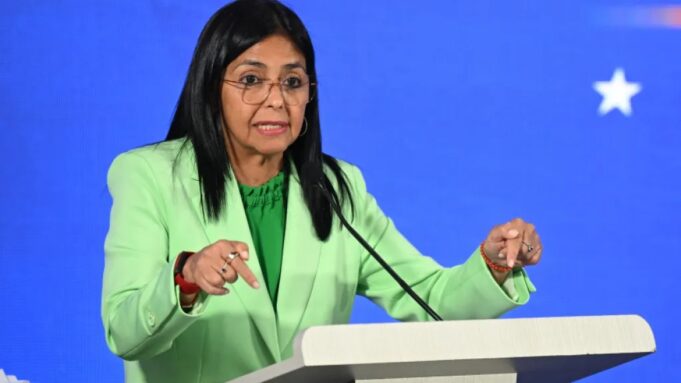Búsqueda de sobrevivientes sigue activa tras terremotos en Venezuela Delcy Rodríguez con traje verde ofrece declaraciones sobre el rescate tras los terremotos en Venezuela.