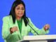 Búsqueda de sobrevivientes sigue activa tras terremotos en Venezuela Delcy Rodríguez con traje verde ofrece declaraciones sobre el rescate tras los terremotos en Venezuela.