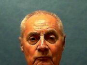 Ejecutan a Dennis Sochor en Florida por crimen de 1981 Retrato oficial del recluso Dennis Sochor de 74 años con uniforme naranja antes de su ejecución en Florida.