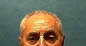 Ejecutan a Dennis Sochor en Florida por crimen de 1981 Retrato oficial del recluso Dennis Sochor de 74 años con uniforme naranja antes de su ejecución en Florida.