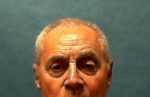 Ejecutan a Dennis Sochor en Florida por crimen de 1981 Retrato oficial del recluso Dennis Sochor de 74 años con uniforme naranja antes de su ejecución en Florida.