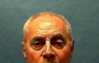 Ejecutan a Dennis Sochor en Florida por crimen de 1981 Retrato oficial del recluso Dennis Sochor de 74 años con uniforme naranja antes de su ejecución en Florida.