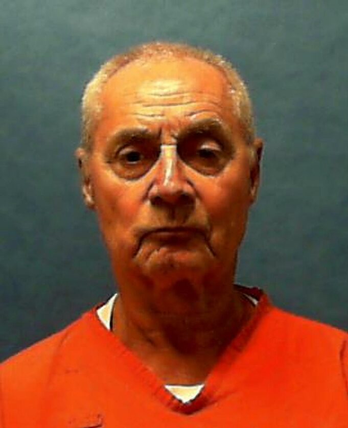 Ejecutan a Dennis Sochor en Florida por crimen de 1981 Retrato oficial del recluso Dennis Sochor de 74 años con uniforme naranja antes de su ejecución en Florida.