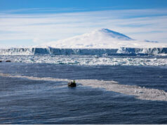 Deshielo en la Antártida libera mercurio en niveles récord Paisaje polar con glaciares derretidos y embarcaciones navegando en el océano helado de la Antártida.