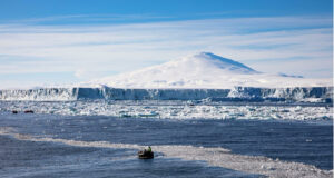Deshielo en la Antártida libera mercurio en niveles récord Paisaje polar con glaciares derretidos y embarcaciones navegando en el océano helado de la Antártida.