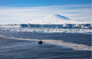 Deshielo en la Antártida libera mercurio en niveles récord Paisaje polar con glaciares derretidos y embarcaciones navegando en el océano helado de la Antártida.