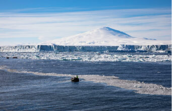 Deshielo en la Antártida libera mercurio en niveles récord Paisaje polar con glaciares derretidos y embarcaciones navegando en el océano helado de la Antártida.