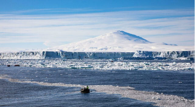Deshielo en la Antártida libera mercurio en niveles récord Paisaje polar con glaciares derretidos y embarcaciones navegando en el océano helado de la Antártida.