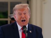 Estados Unidos bombardea Irán por tercera noche consecutiva Donald Trump hablando enérgicamente frente a un micrófono durante una declaración sobre los ataques militares contra Irán.